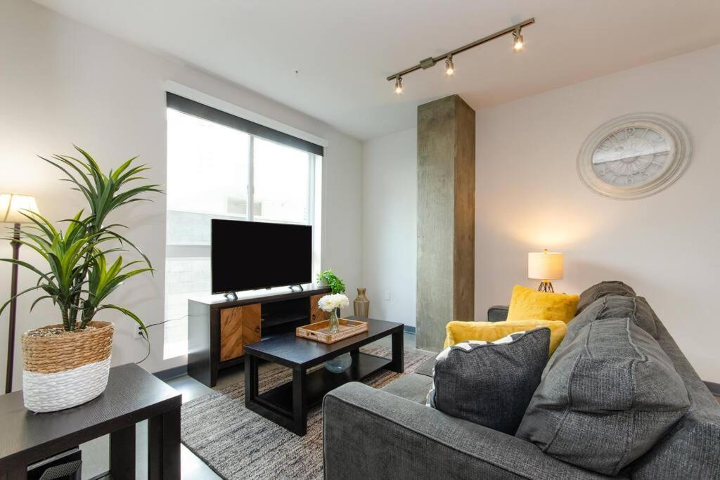 Cozy 3bed With Balcony And A Rooftop Pool Apartment *