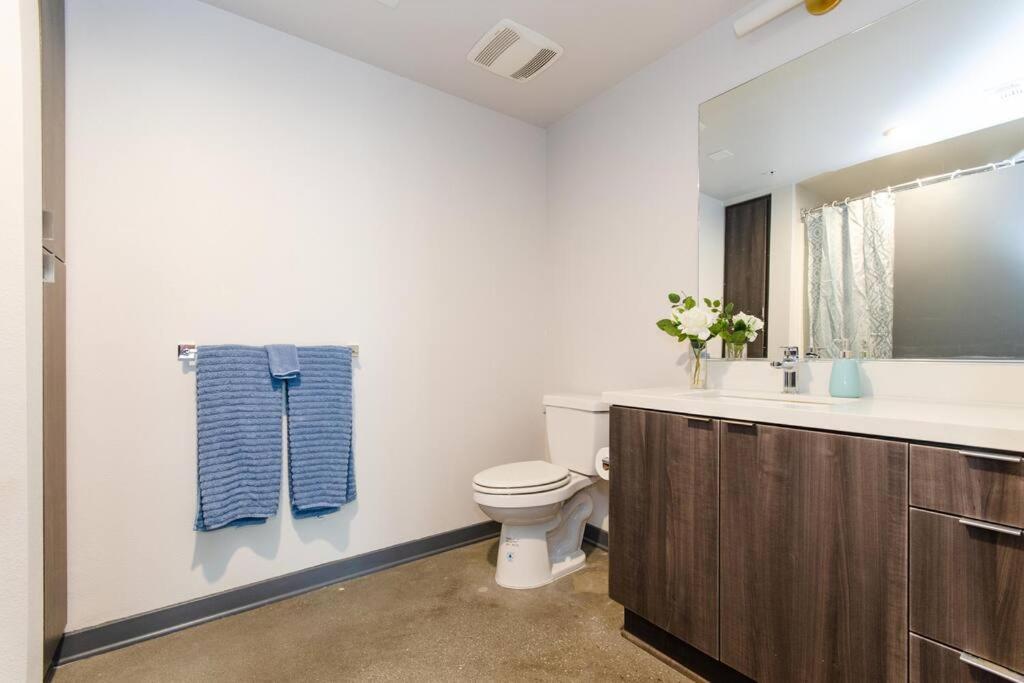 Cozy 3bed With Balcony And A Rooftop Pool Los Angeles