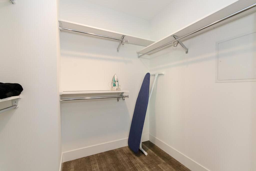 Cozy 3bed With Balcony And A Rooftop Pool Apartment Los Angeles