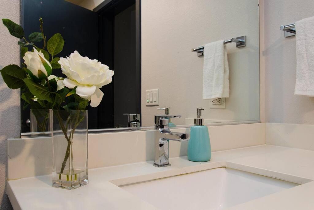 Cozy 3bed With Balcony And A Rooftop Pool Apartment Los Angeles