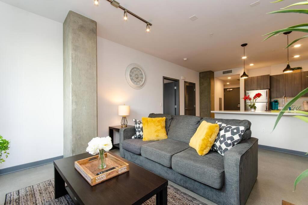 Cozy 3bed With Balcony And A Rooftop Pool Los Angeles