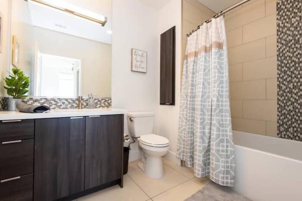 Cozy 3bed With Balcony And A Rooftop Pool * Los Angeles