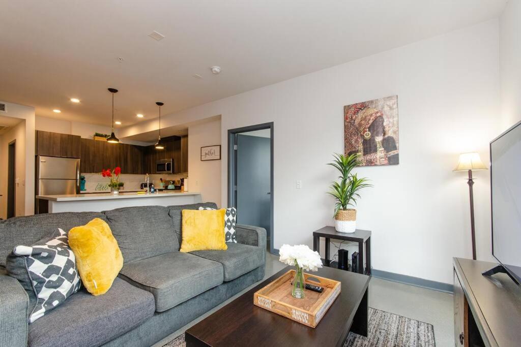 Cozy 3bed With Balcony And A Rooftop Pool Apartment Los Angeles