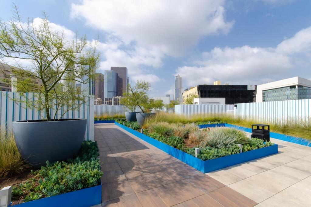 Cozy 3bed With Balcony And A Rooftop Pool Los Angeles
