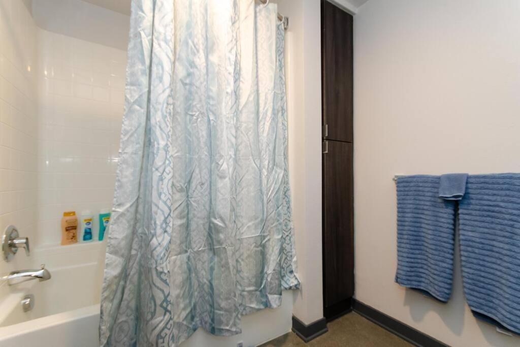 Cozy 3bed With Balcony And A Rooftop Pool Apartment Los Angeles