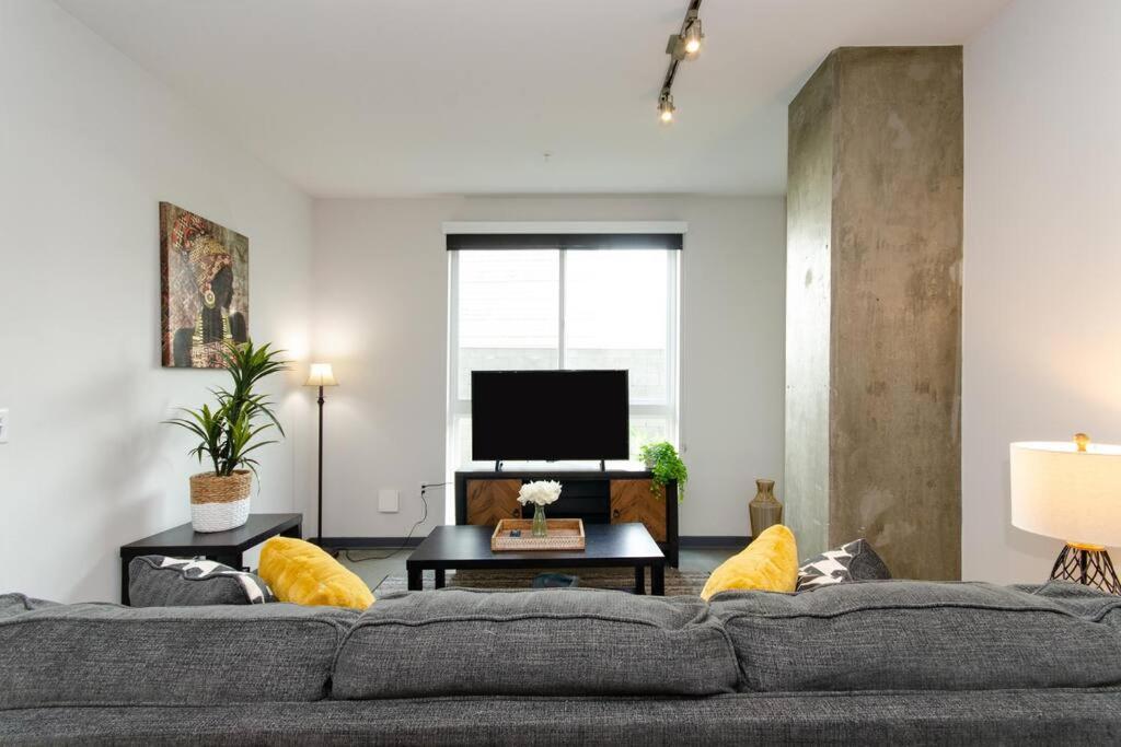 Apartment Cozy 3bed With Balcony And A Rooftop Pool *