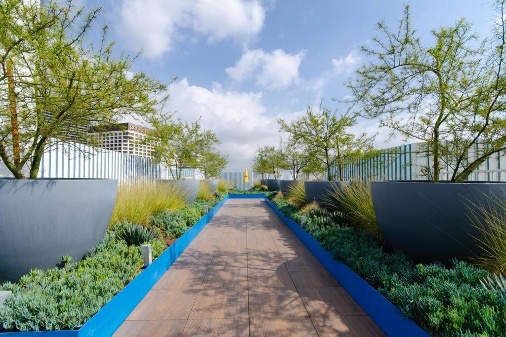 Cozy 3bed With Balcony And A Rooftop Pool Apartment Los Angeles